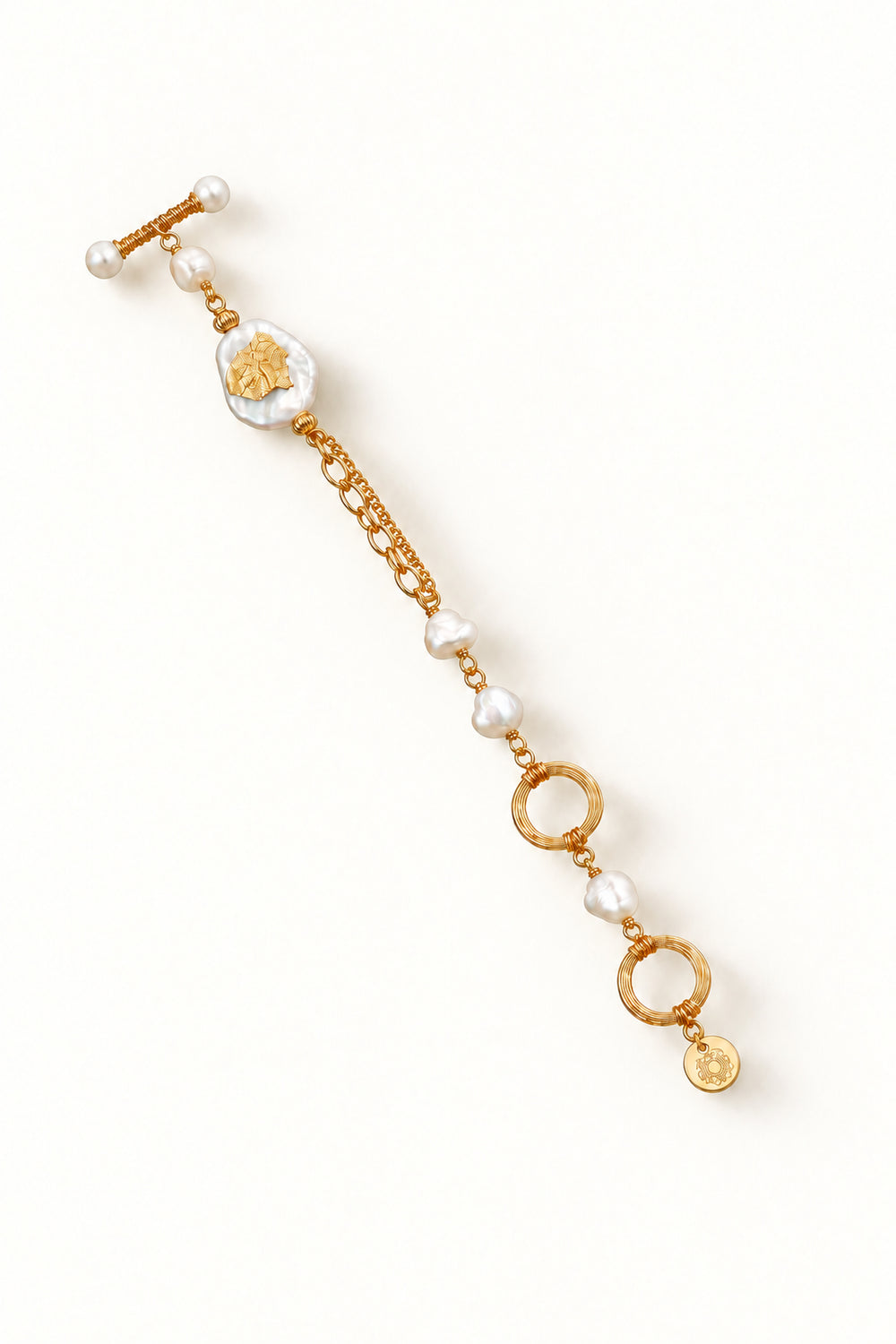 APAERZ AURELIA goldfarbenes Armband mit großer barocker Süßwasserperle, Ringelementen und perlenbesetztem OT-Verschluss, ausgestreckt dargestellt