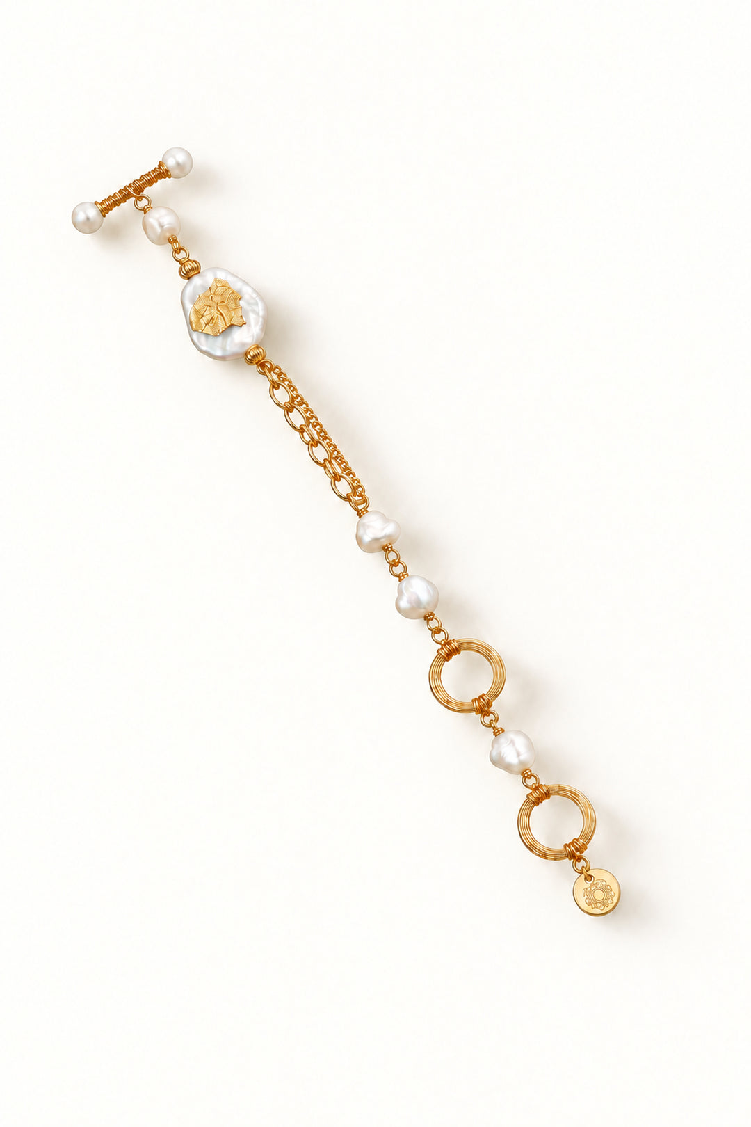 APAERZ AURELIA goldfarbenes Armband mit großer barocker Süßwasserperle, Ringelementen und perlenbesetztem OT-Verschluss, ausgestreckt dargestellt
