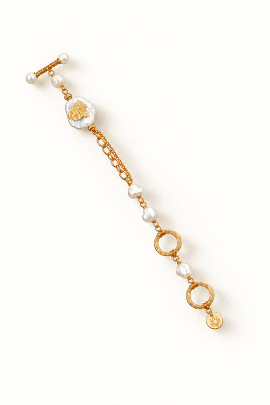 APAERZ AURELIA goldfarbenes Armband mit großer barocker Süßwasserperle, Ringelementen und perlenbesetztem OT-Verschluss, ausgestreckt dargestellt