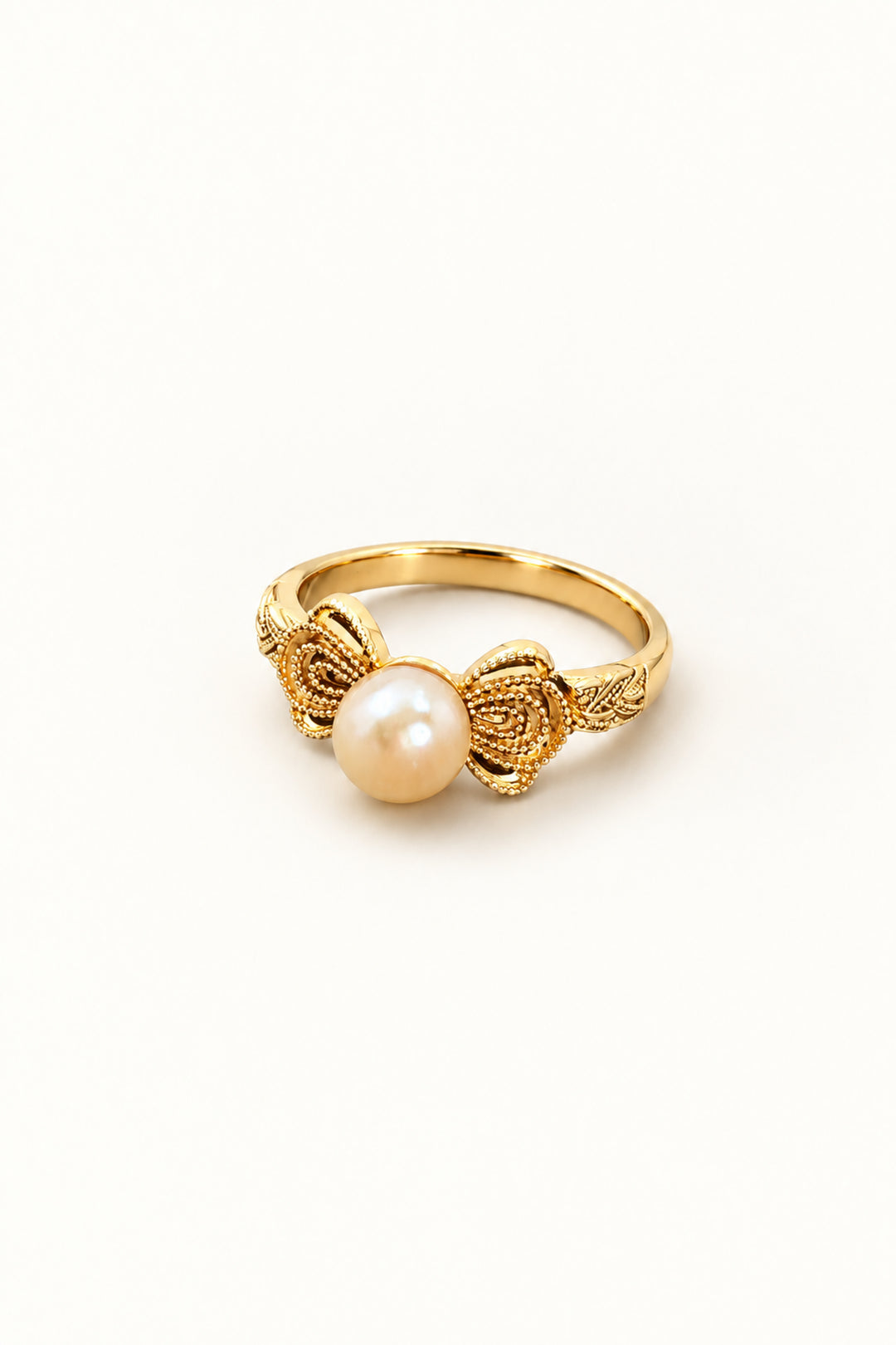 APAERZ LISETTE vergoldeter Ring mit Schleifenmotiv und heller Süßwasserperle, liegend fotografiert