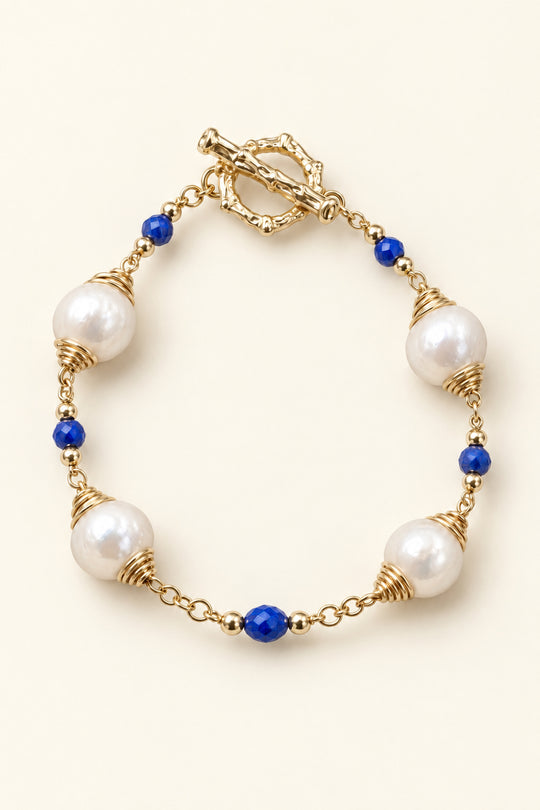 APAERZ AZURÉA Perlenarmband in Ringform mit barocken Süßwasserperlen, blauen Kyanitsteinen und goldfarbenem OT-Verschluss
