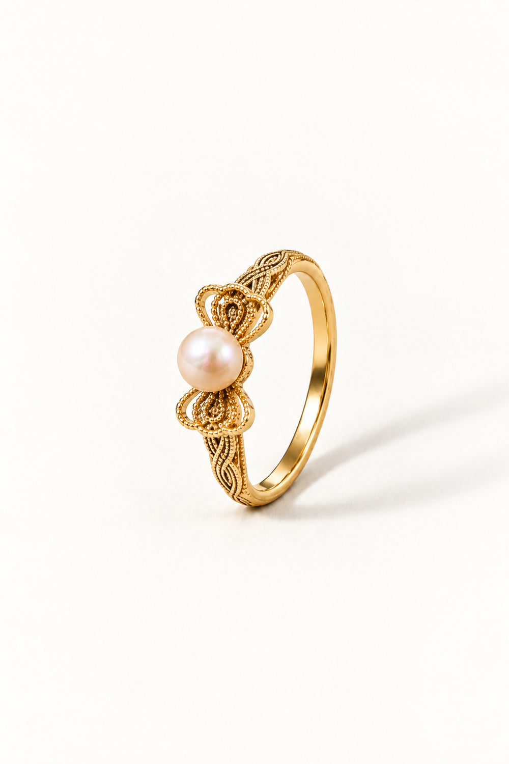 Seitliche Ansicht des APAERZ LISETTE Rings mit Süßwasserperle, strukturierter Schleife und verzierter Ringschiene