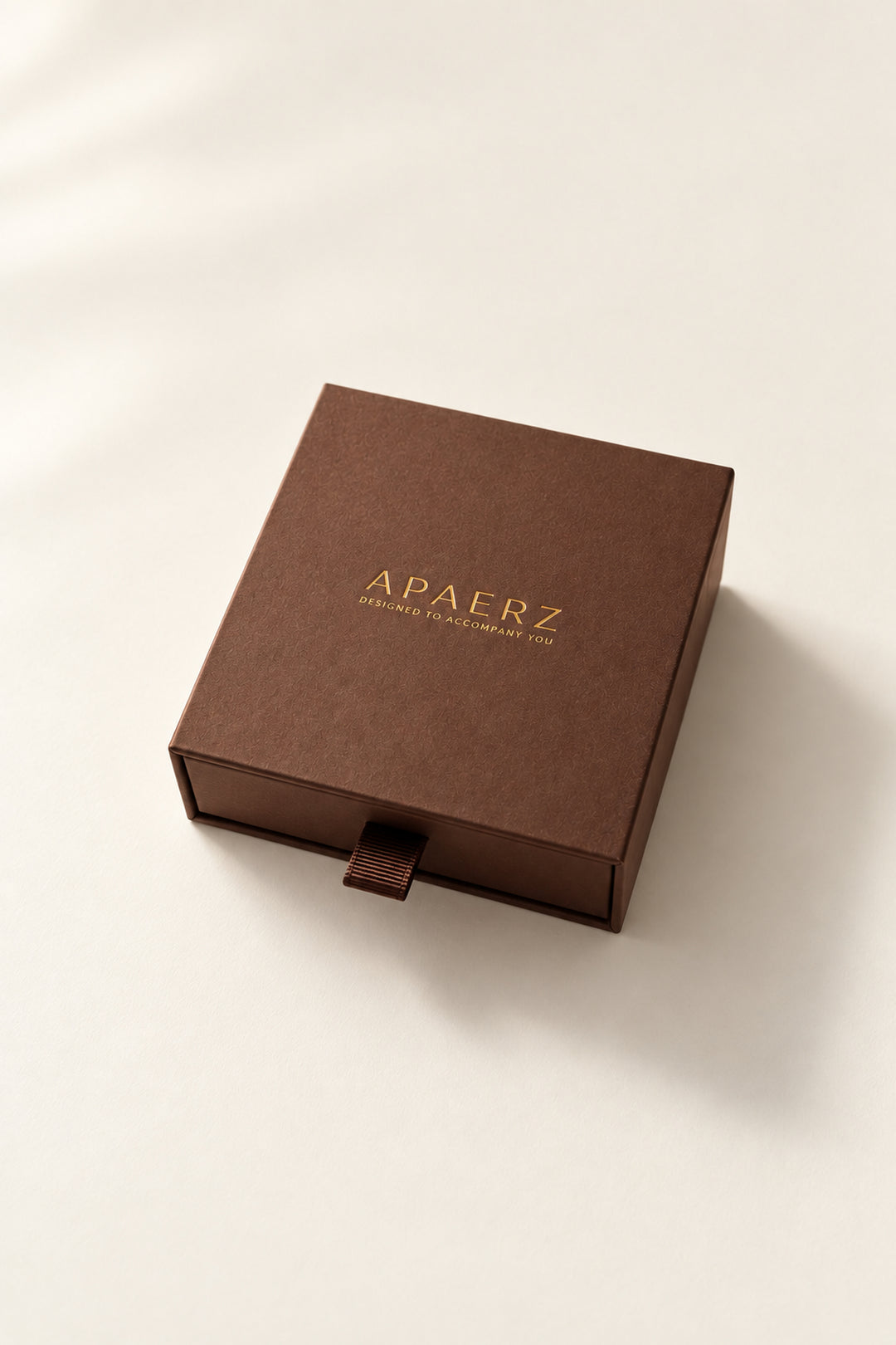 Geschlossene braune APAERZ Schmuckbox mit goldenem APAERZ Schriftzug