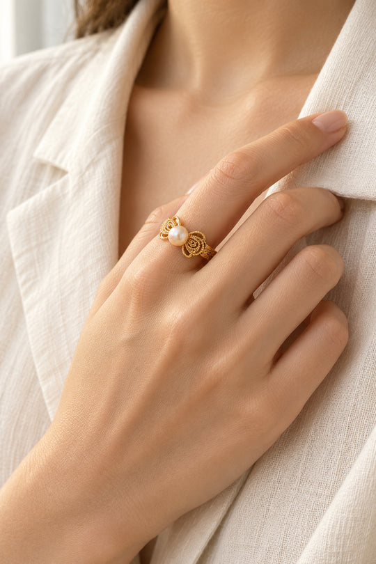 Nahaufnahme des getragenen APAERZ LISETTE Rings mit Schleifenmotiv und Süßwasserperle