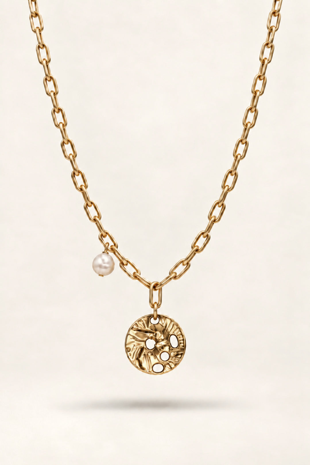 APAERZ SOLÉA Halskette mit Sonnenmedaillon und Süßwasserperle in Gold