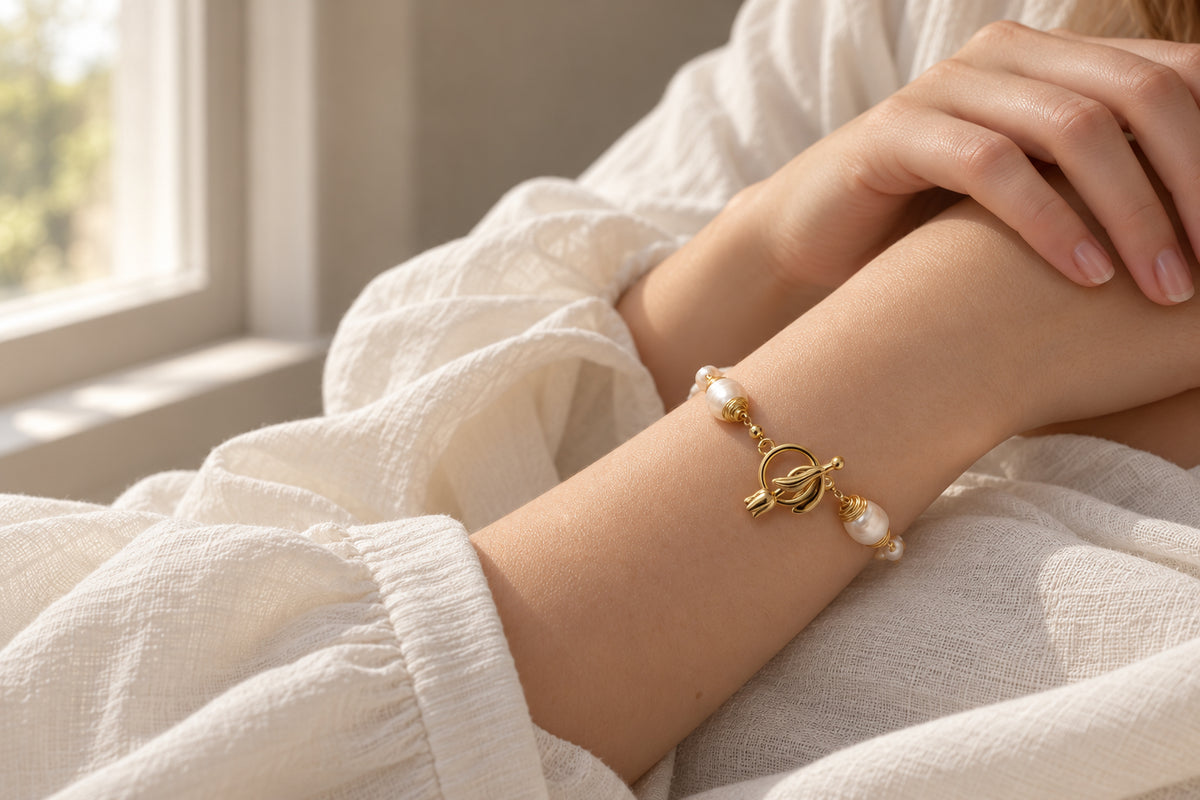 APAERZ TULÉA Perlenarmband am Handgelenk mit sichtbarem goldfarbenem Tulpenverschluss