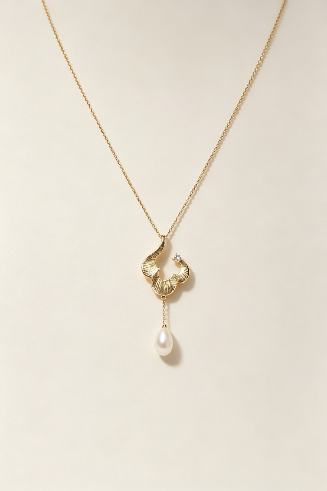 APAERZ Perla Élan Halskette mit Süßwasserperle und Zirkonia in Gold